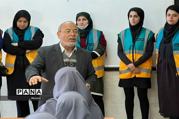 بیست و چهارمین دوره مانور سراسری زلزله و ایمنی در دبیرستان دخترانه فرزانگان ۴ منطقه ۱۳