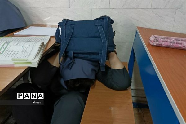 بیست و چهارمین دوره مانور سراسری زلزله و ایمنی در دبیرستان دخترانه فرزانگان ۴ منطقه ۱۳