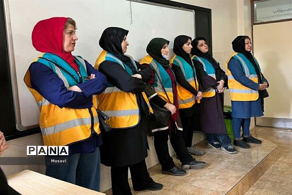 بیست و چهارمین دوره مانور سراسری زلزله و ایمنی در دبیرستان دخترانه فرزانگان ۴ منطقه ۱۳