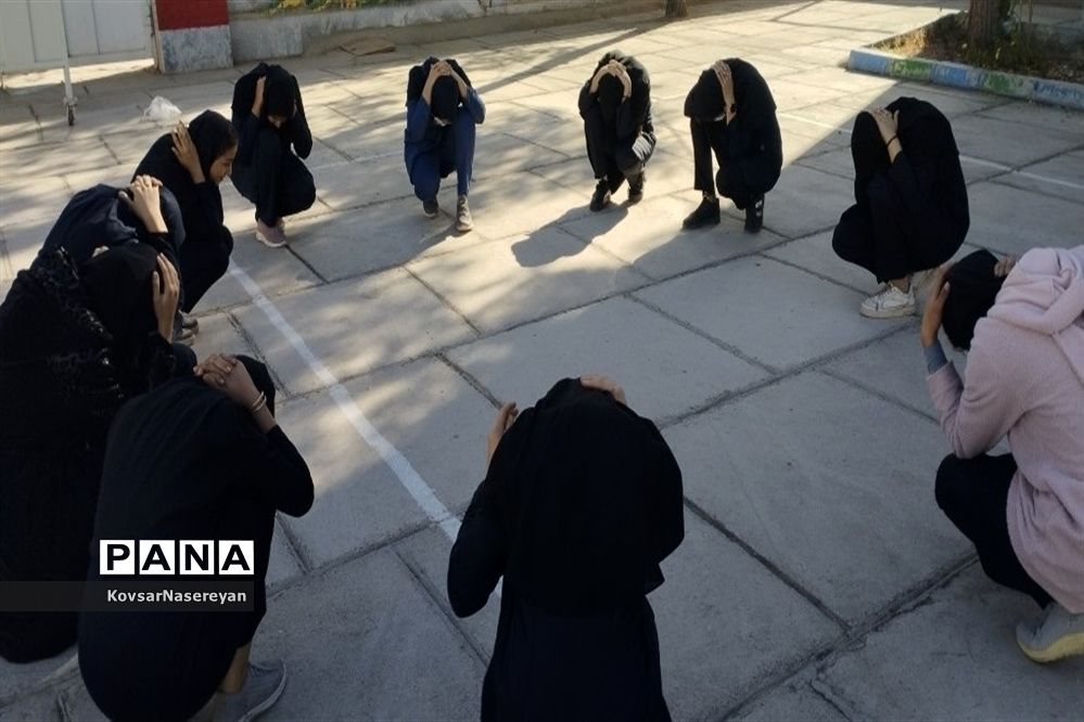 بیست و چهارمین مانور زلزله و ایمنی مدارس در دبیرستان شهید اکبرنژاد خلیل‌آباد