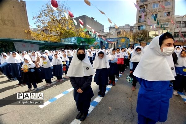 برگزاری کلاس‌های آموزشی آشنایی و نحوه مقابله با حوادث و مخاطرات طبیعی در دبستان شیخ مفید منطقه ۱۴