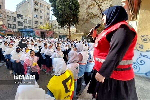 برگزاری کلاس‌های آموزشی آشنایی و نحوه مقابله با حوادث و مخاطرات طبیعی در دبستان شیخ مفید منطقه ۱۴