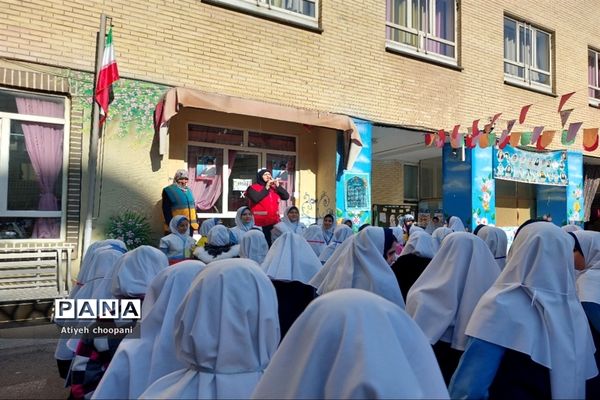 برگزاری کلاس‌های آموزشی آشنایی و نحوه مقابله با حوادث و مخاطرات طبیعی در دبستان شیخ مفید منطقه ۱۴