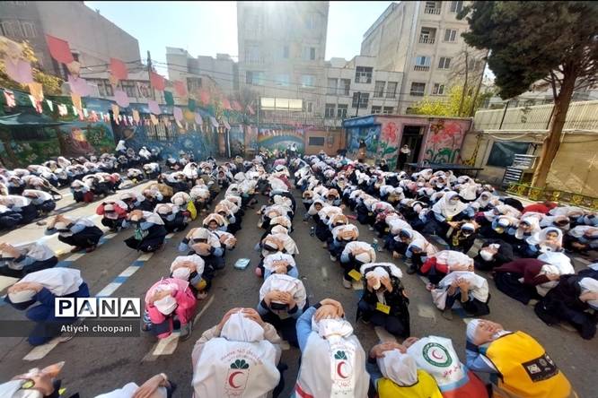 برگزاری کلاسهای آموزشی آشنایی و نحوه مقابله با حوادث و مخاطرات طبیعی در دبستان شیخ مفید منطقه ۱۴