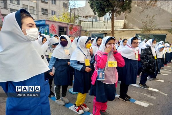 برگزاری کلاس‌های آموزشی آشنایی و نحوه مقابله با حوادث و مخاطرات طبیعی در دبستان شیخ مفید منطقه ۱۴