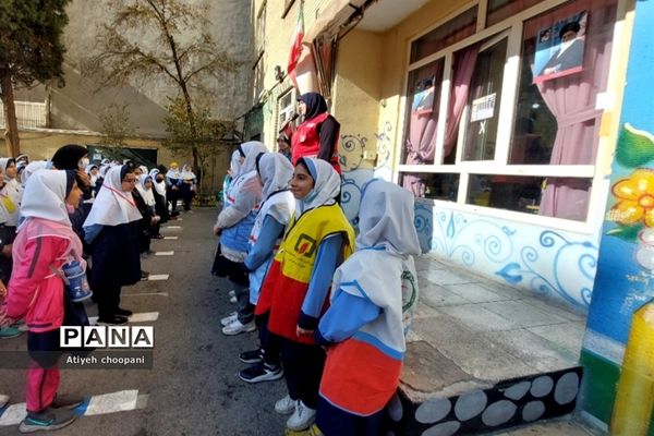 برگزاری کلاس‌های آموزشی آشنایی و نحوه مقابله با حوادث و مخاطرات طبیعی در دبستان شیخ مفید منطقه ۱۴