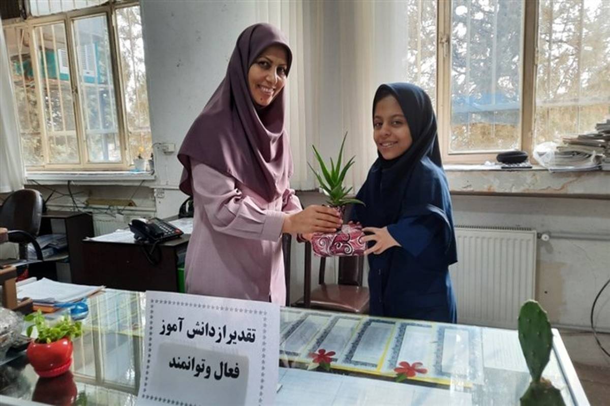 تقدیر از دانش‌آموز معلول خبرنگار پانا در دبیرستان دخترانه راضیه قزوین