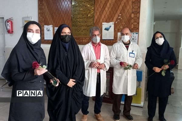 تبریک روز پرستار به پرستاران درمانگاه حضرت محمد(ص)توسط دانش‌‌آموزان دبیرستان طالقانی رودهن