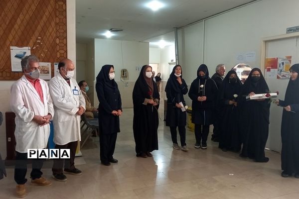 تبریک روز پرستار به پرستاران درمانگاه حضرت محمد(ص)توسط دانش‌‌آموزان دبیرستان طالقانی رودهن