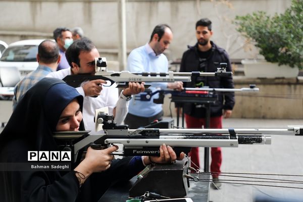 برگزاری مسابقات تیراندازی با تپانچه کارکنان وزارت آموزش و پرورش در هفته بسیج