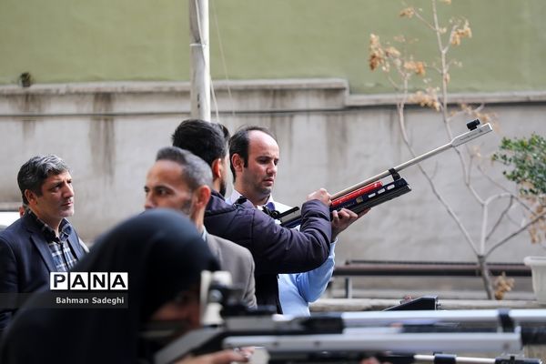 برگزاری مسابقات تیراندازی با تپانچه کارکنان وزارت آموزش و پرورش در هفته بسیج