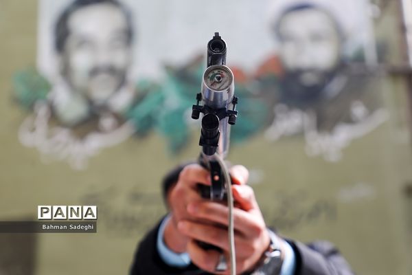برگزاری مسابقات تیراندازی با تپانچه کارکنان وزارت آموزش و پرورش در هفته بسیج