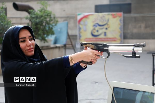 برگزاری مسابقات تیراندازی با تپانچه کارکنان وزارت آموزش و پرورش در هفته بسیج
