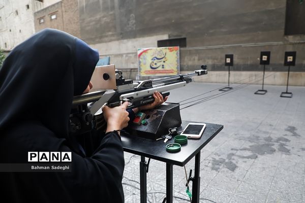 برگزاری مسابقات تیراندازی با تپانچه کارکنان وزارت آموزش و پرورش در هفته بسیج