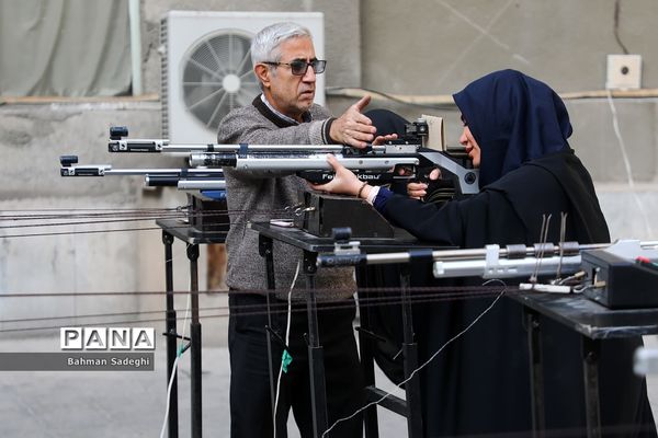 برگزاری مسابقات تیراندازی با تپانچه کارکنان وزارت آموزش و پرورش در هفته بسیج