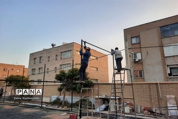 ساخت زمین چمن مصنوعی و فنس‌کشی در مدرسه جوادالائمه (ع) ناحیه یک شهرری