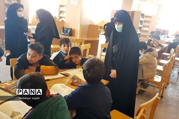 اردوی علمی دانش‌آموزان دبستان پسرانه سما در کتابخانه دانشگاه آزاد اسلامی رودهن