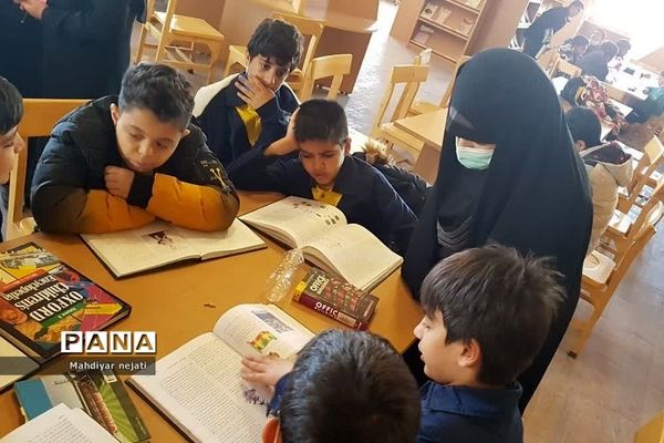 اردوی علمی دانش‌آموزان دبستان پسرانه سما در کتابخانه دانشگاه آزاد اسلامی رودهن