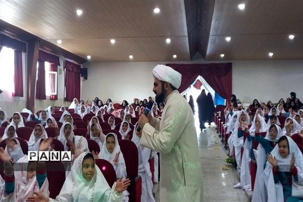 آغاز عبادت و بندگی دانش‌آموزان دختر سوم ابتدایی شهرستان فریدن با برگزاری جشن تکلیف