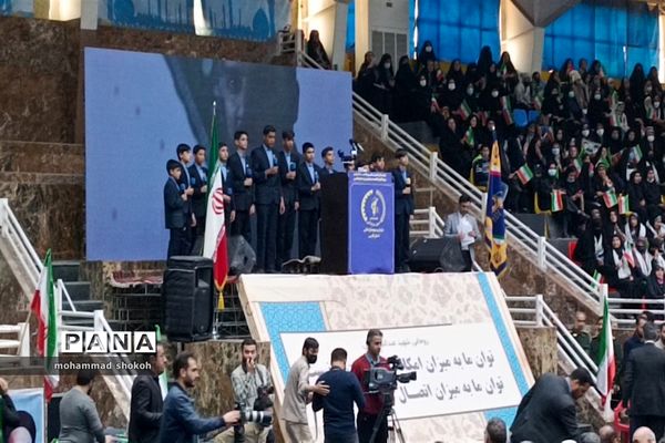 اجتماع 10هزار نفری طلایه‌داران و جهادگران اقتصاد مقاومتی استان فارس