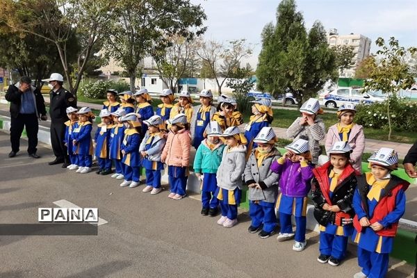 حضور نوآموزان پیش‌دبستانی باغ درنا در پارک آموزش ترافیک شهرداری شهرستان قرچک