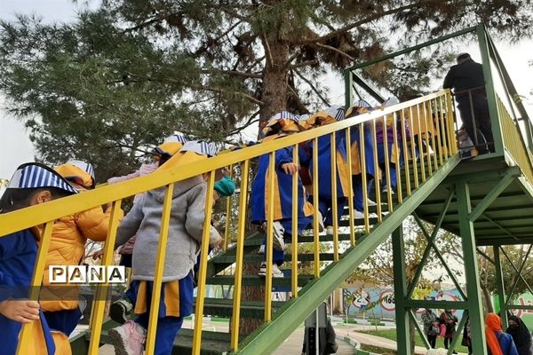 حضور نوآموزان پیش‌دبستانی باغ درنا در پارک آموزش ترافیک شهرداری شهرستان قرچک