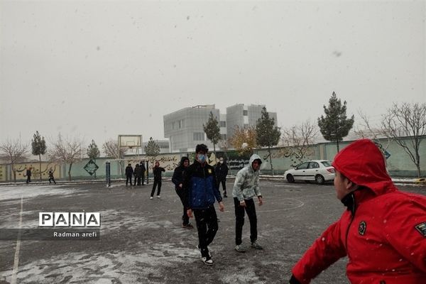 بارش برف و ایجاد نشاط در دانش‌آموزان مرکز پرورش استعداد های درخشان دارالفنون شهریار