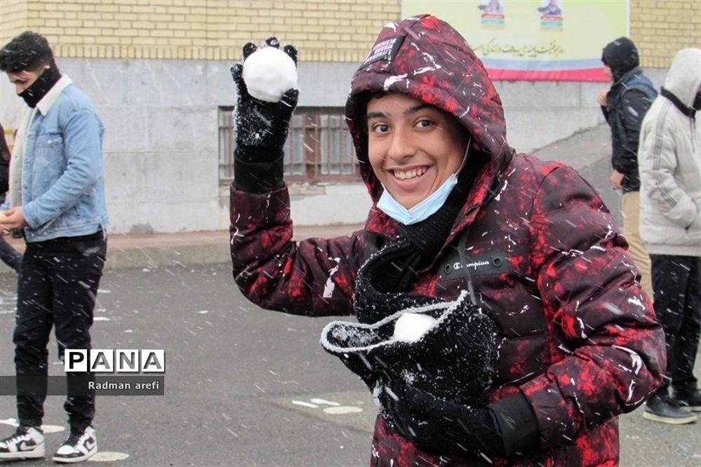 بارش برف و ایجاد نشاط در دانش‌آموزان مرکز پرورش استعداد های درخشان دارالفنون شهریار