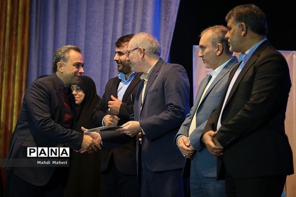 بیست و پنجمین دوره معلم پژوهنده، پژوهشگران برتر و دانش‌آموزان برگزیده