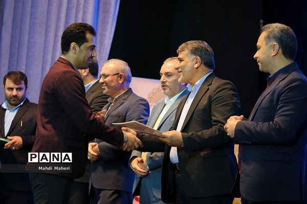 بیست و پنجمین دوره معلم پژوهنده، پژوهشگران برتر و دانش‌آموزان برگزیده