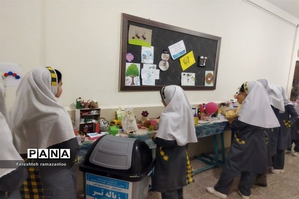 برپایی نمایشگاه دست سازه‌های دانش‌آموزان در دبستان مزرعه دختران صفادشت