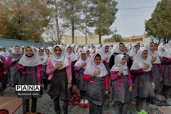 بازدید مدیر آموزش و پرورش شهرستان خاتم از دبستان حضرت زینب (س)