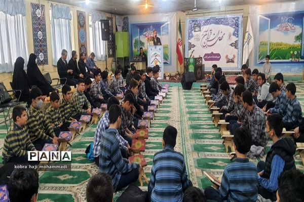 مراسم نوای قرآنی به‌مناسبت آغاز هفته‌ قرآن، عترت و نماز در مدارس منطقه٢
