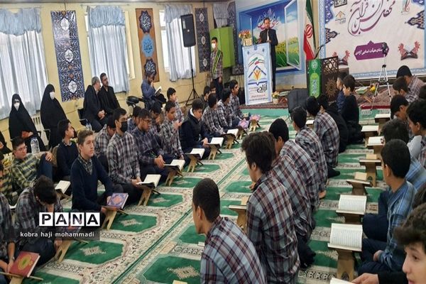 مراسم نوای قرآنی به‌مناسبت آغاز هفته‌ قرآن، عترت و نماز در مدارس منطقه٢