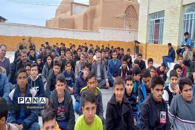 بازدید معاون پرورشی ادارهکل آموزش و پرورش استان از دبیرستان شهید مطهری ابرکوه