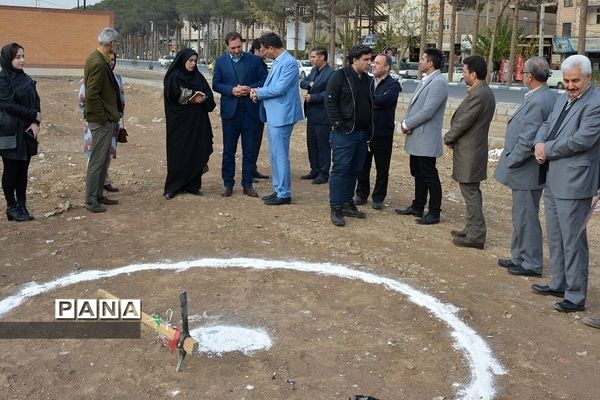 آیین کلنگ‌زنی مدرسه خیرساز ۶ کلاسه در منطقه بهارستان 2