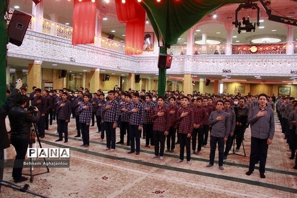 پیوند مسجد و مدرسه و برگزاری نماز جماعت به‌مناسبت هفته قرآن و عترت در حسینیه اعظم زنجان