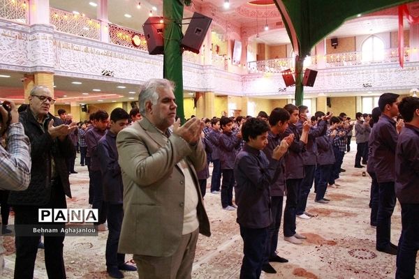 پیوند مسجد و مدرسه و برگزاری نماز جماعت به‌مناسبت هفته قرآن و عترت در حسینیه اعظم زنجان