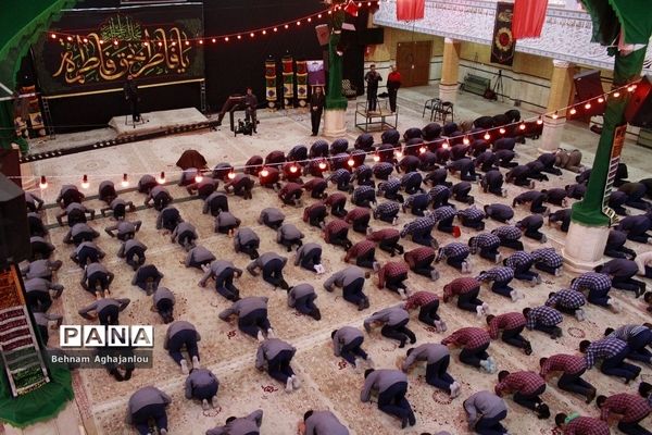 پیوند مسجد و مدرسه و برگزاری نماز جماعت به‌مناسبت هفته قرآن و عترت در حسینیه اعظم زنجان