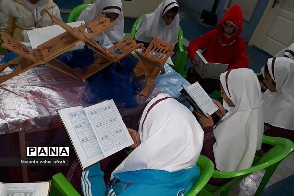 برگزاری محفل انس با قرآن به‌مناسبت هفته قرآن و عترت در دبستان حضرت زهرا(س)۲ رودهن