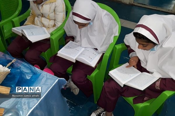 برگزاری محفل انس با قرآن به‌مناسبت هفته قرآن و عترت در دبستان حضرت زهرا(س)۲ رودهن