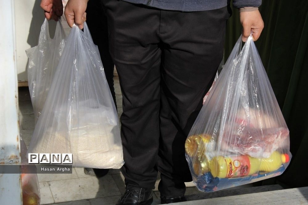 توزیع بسته‌های مواد غذایی در بین خانواده‌های تحت پوشش صندوق امداد اهل بیت(ع)