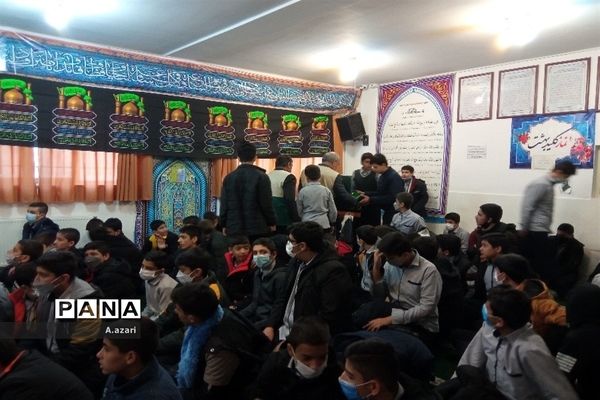 سایه پرچم متبرک حرم رضوی بر سر دانش‌آموزان دبیرستان معارف شهرکرد