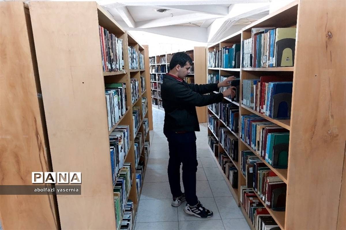 بازدید دانش‌آموزان رشته علوم انسانی ناحیه ۳ شیراز از کتابخانه مرکزی دانشگاه شیراز