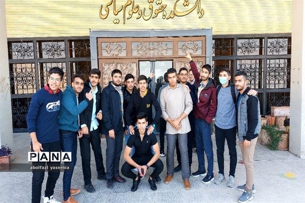 بازدید دانش‌آموزان رشته علوم انسانی ناحیه ۳ شیراز از کتابخانه مرکزی دانشگاه شیراز