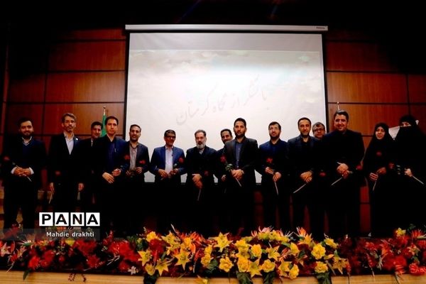 مراسم تقدیر از برگزیدگان کشوری در محور پژوهش در اداره‌کل آموزش و پرورش شهرستان‌های استان تهران