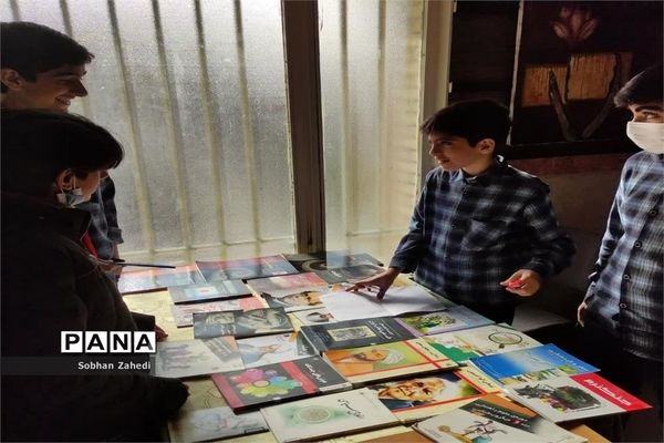 نمایشگاه هفته پژوهش در مدرسه شهید بهشتی رودهن