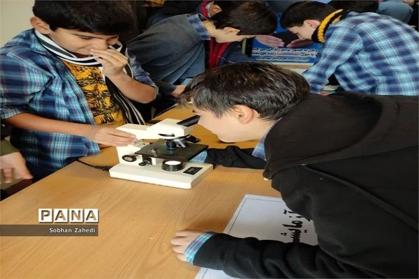 نمایشگاه هفته پژوهش در مدرسه شهید بهشتی رودهن