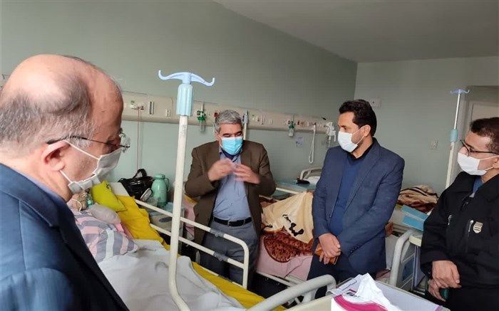 معاون وزیر بهداشت از دانش‌آموزان بستری در بیمارستان ولی‌عصر(عج) قم عیادت کرد