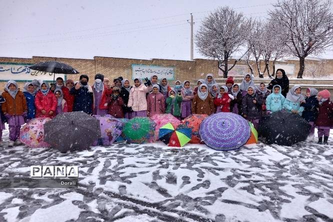 شور و شوق دانشآموزان دبستان شرف الدین شیخ شبان در یک روز برفی زیبا